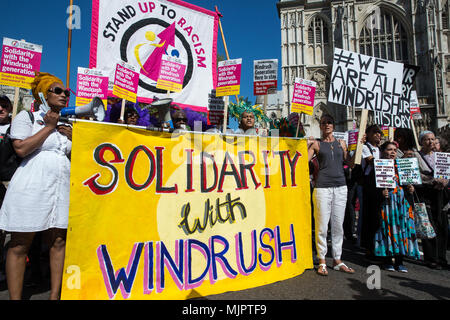 Londra, Regno Unito. Il 5 maggio, 2018. Gli attivisti da Stand fino al razzismo e sostenitori della generazione Windrush marzo da Downing Street per l'ufficio a casa per chiamare per la demolizione del 2014 Immigration Act. Credito: Mark Kerrison/Alamy Live News Foto Stock