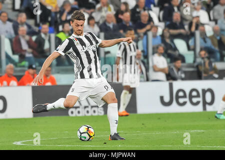 Torino, Italia, il 5 maggio 2018. Daniele Rugani (Juventus FC) durante la serie di una partita di calcio tra Juventus e Bologna FC presso lo stadio Allianz il 5 maggio, 2018 a Torino, Italia. Credito: FABIO PETROSINO/Alamy Live News Foto Stock