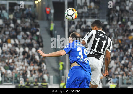 Torino, Italia, il 5 maggio 2018. Douglas Costa Juventus FC) durante la serie di una partita di calcio tra Juventus e Bologna FC presso lo stadio Allianz il 5 maggio, 2018 a Torino, Italia. Credito: FABIO PETROSINO/Alamy Live News Foto Stock