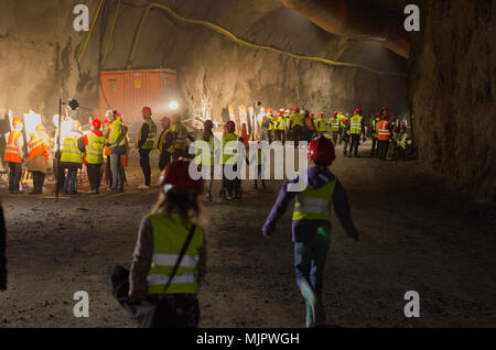 Stoccolma, Svezia, 5 maggio 2018. Immagine dal primo sempre a piedi per il pubblico all'interno dei tunnel di E4 di Stoccolma in bypass Skarholmen, Stoccolma da Trafikverket. Trafikverket aperto fino a 1 chilometro di tunnel per il pubblico a piedi attraverso e prendere un po' di caffè, cinnamonbuns e/o tratta successivamente. Credito: Jari Juntunen/Alamy Live News Foto Stock