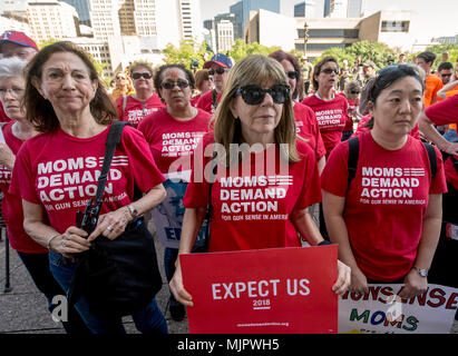 Dallas, Texas, Stati Uniti d'America. 05 Maggio, 2018. Rally di persone al di fuori di Dallas City Hall durante una delle numerose manifestazioni di protesta che hanno luogo durante le ANR convenzione annuale. Credito: Brian Cahn/ZUMA filo/Alamy Live News Foto Stock