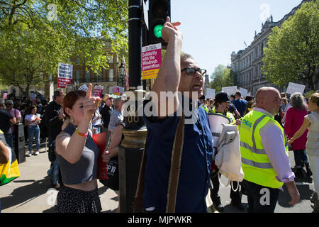 Londra, Regno Unito. Il 5 maggio, 2018. Pro-lifers prendendo parte al primo marzo del Regno Unito per la vita attraverso il centro di Londra sono contestati dai sostenitori della libera scelta frequentando il marzo per Windrush come essi passano davanti a Downing Street. Credito: Mark Kerrison/Alamy Live News Foto Stock