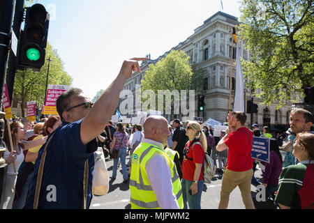 Londra, Regno Unito. Il 5 maggio, 2018. Pro-lifers prendendo parte al primo marzo del Regno Unito per la vita attraverso il centro di Londra sono contestati dai sostenitori della libera scelta frequentando il marzo per Windrush come essi passano davanti a Downing Street. Credito: Mark Kerrison/Alamy Live News Foto Stock