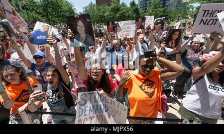 Dallas, Texas, Stati Uniti d'America. 05 Maggio, 2018. Le persone che frequentano la #NoRA (nessun fucile Association) raccolta, una delle numerose manifestazioni di protesta che hanno luogo durante le ANR convenzione annuale. Credito: Brian Cahn/ZUMA filo/Alamy Live News Foto Stock