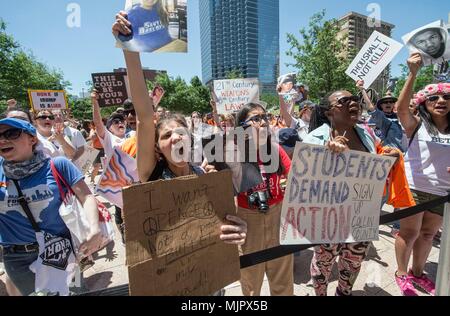 Dallas, Texas, Stati Uniti d'America. 05 Maggio, 2018. Le persone che frequentano la #NoRA (nessun fucile Association) raccolta, una delle numerose manifestazioni di protesta che hanno luogo durante le ANR convenzione annuale. Credito: Brian Cahn/ZUMA filo/Alamy Live News Foto Stock