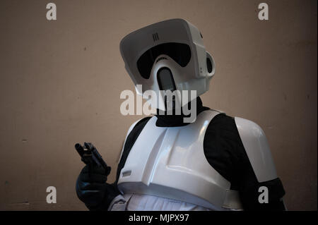 Malaga, Spagna. Il 5 maggio, 2018. Un membro della legione 501guarnigione spagnola vestito come Stormtroopers dal film la saga di Star Wars, pone durante una parata di beneficenza in favore del midollo osseo donazione, organizzato da Luis Olivares foundation. Centinaia di volontari della legione 501guarnigione spagnola, un'associazione che promuove l'hobby per il film di Star Wars e contribuire a cause di solidarietà, ha preso la strada principale nel centro di MÃ¡laga con l obiettivo di incoraggiare il midollo osseo donazione e la lotta contro il cancro. Credito: Gesù Merida/SOPA Immagini/ZUMA filo/Alamy Live News Foto Stock