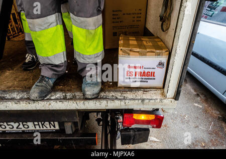 Barcellona, in Catalogna, Spagna. Il 5 maggio, 2018. Un lavoratore dell'immigrato Alencoop cooperativa si è visto all'interno del carrello durante il prossimo passo verso una casella con il testo ''Attenzione, è fragile, a causa dei colpi di proprietà della violenza". Organizzato dalla Federazione delle associazioni di quartiere di Barcellona (FVAB), un gruppo di persone che hanno collaborato nella solidarietà nella movimentazione di Sandra e casa di Gesù in un nuovo posto. Essi sono i paesi vicini del vecchio distretto industriale di Pueblo Nuevo (Barcellona) e subiscono la pressione immobiliary. Il loro appartamento è stato acquistato da un fondo di investimento che non intendono t Foto Stock