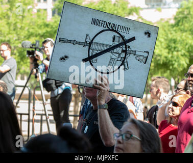 Dallas, Texas, Stati Uniti d'America. 05 Maggio, 2018. Rally di persone al di fuori di Dallas City Hall durante una delle numerose manifestazioni di protesta che hanno luogo durante le ANR convenzione annuale. Credito: Brian Cahn/ZUMA filo/Alamy Live News Foto Stock