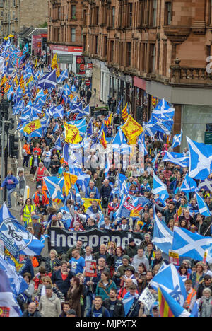 Glasgow, Glasgow City, Regno Unito. Il 5 maggio, 2018. Una panoramica di marzo la processione.Migliaia di indipendenza scozzese sostenitori hanno marciato attraverso Glasgow come parte della ''˜tutti sotto uno striscione di protesta, come la coalizione si propone di eseguire tale evento fino a che la Scozia è ''˜liberi Credito: Stewart Kirby SOPA/images/ZUMA filo/Alamy Live News Foto Stock