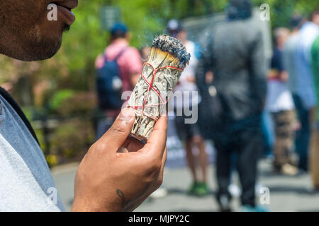 New York, NY, Stati Uniti d'America - 5 Maggio 2018 - Marijuana avvocati raccolse in Union Square invitando lo Stato di New York i legislatori a legalizzare la marijuana per uso ricreativo. CREDIT ©Stacy Rosenstock Walsh/Alamy Live News Foto Stock