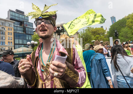 New York, NY, Stati Uniti d'America - 5 Maggio 2018 - Marijuana avvocati raccolse in Union Square invitando lo Stato di New York i legislatori a legalizzare la marijuana per uso ricreativo. CREDIT ©Stacy Rosenstock Walsh/Alamy Live News Foto Stock