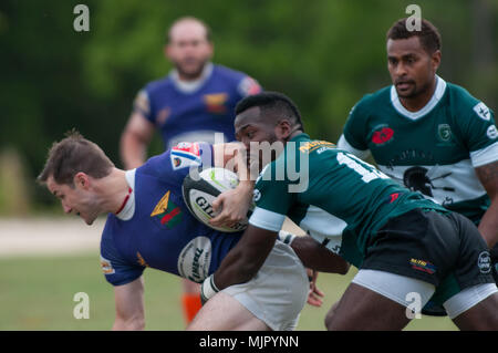 Pini del sud, N.C, STATI UNITI D'AMERICA. Xiii Apr, 2018. 5 maggio 2018 - pini del sud, N.C., STATI UNITI D'AMERICA - pini del sud Grandi coni Shawn Riley fa un affrontare durante una partita tra i pini del sud e New Orleans presso la Divisione 2018 2 Conferenza meridionale campionati di Rugby presso il National Athletic Village. Pini del sud sconfitto New Orleans, 71-12 nel giro di 32 per avanzare alla Conferenza meridionale Campionato di domani. Credito: Timothy L. Hale/ZUMA filo/Alamy Live News Foto Stock