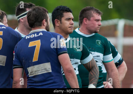 Pini del sud, N.C, STATI UNITI D'AMERICA. Xiii Apr, 2018. 5 maggio 2018 - pini del sud, N.C., STATI UNITI D'AMERICA - pini del sud Grandi coni Bobby Kava e Robert Bortins guardare al Sud del banco di Pini durante una partita tra i pini del sud e New Orleans presso la Divisione 2018 2 Conferenza meridionale campionati di Rugby presso il National Athletic Village. Pini del sud sconfitto New Orleans, 71-12 nel giro di 32 per avanzare alla Conferenza meridionale Campionato di domani. Credito: Timothy L. Hale/ZUMA filo/Alamy Live News Foto Stock