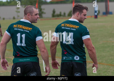 Pini del sud, N.C, STATI UNITI D'AMERICA. Xiii Apr, 2018. 5 maggio 2018 - pini del sud, N.C., STATI UNITI D'AMERICA - pini del sud Grandi coni Jeff Hexom (11) e Cormac Kenan (14) sull'emarginare prima di una partita tra i pini del sud e New Orleans presso la Divisione 2018 2 Conferenza meridionale campionati di Rugby presso il National Athletic Village. Pini del sud sconfitto New Orleans, 71-12 nel giro di 32 per avanzare alla Conferenza meridionale Campionato di domani. Credito: Timothy L. Hale/ZUMA filo/Alamy Live News Foto Stock