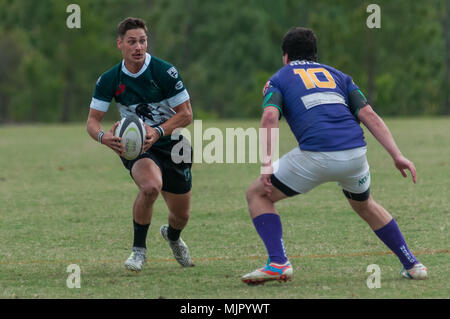 Pini del sud, N.C, STATI UNITI D'AMERICA. Xiii Apr, 2018. 5 maggio 2018 - pini del sud, N.C., STATI UNITI D'AMERICA - pini del sud Grandi coni Zach Miller opere passato un difensore durante una partita tra i pini del sud e New Orleans presso la Divisione 2018 2 Conferenza meridionale campionati di Rugby presso il National Athletic Village. Pini del sud sconfitto New Orleans, 71-12 nel giro di 32 per avanzare alla Conferenza meridionale Campionato di domani. Credito: Timothy L. Hale/ZUMA filo/Alamy Live News Foto Stock