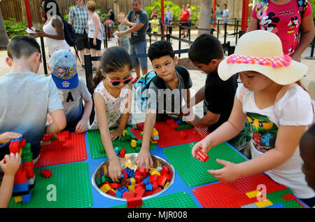 Winter Haven, Florida, Stati Uniti d'America, 5 maggio 2018. I bambini fanno i modelli di Lego a LEGOLAND Florida resort in Winter Haven, Florida il 5 maggio 2018, primo giorno di LEGO Star Wars giorni. La manifestazione è prevista per tre fine settimana consecutivi in maggio e le caratteristiche della forza risveglia MINILAND display modello nonché di vita-dimensionato LEGO Star Wars caratteri. (Paul Hennessy/Alamy) Foto Stock