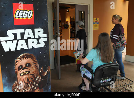 Winter Haven, Florida, Stati Uniti d'America, 5 maggio 2018. Gli ospiti entrano a LEGO Star Wars Il negozio di souvenir a LEGOLAND Florida resort in Winter Haven, Florida il 5 maggio 2018, primo giorno di LEGO Star Wars giorni. La manifestazione è prevista per tre fine settimana consecutivi in maggio e le caratteristiche della forza risveglia MINILAND display modello nonché di vita-dimensionato Lego Sculture di Star Wars caratteri. (Paul Hennessy/Alamy) Foto Stock