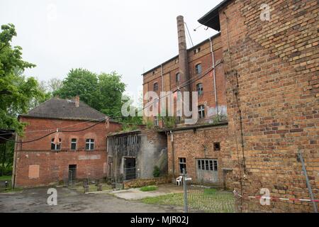 03 maggio 2018, Germania, Bad Muskau: l' edificio in cui l'ex birreria del principe Pueckler era situato è ora abbandonata. Foto: Sebastian Kahnert/dpa-Zentralbild/dpa Foto Stock