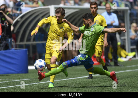 Seattle, Washington, Stati Uniti d'America. Il 5 maggio, 2018. MLS Soccer 2018: le sirene centrocampista ALEX ROLDAN (16) sfide equipaggio centrocampista PEDRO SANTOS (9) come il Columbus Crew visiti il Seattle Sirene in un match di MLS al secolo campo Collegamento a Seattle, WA. Credito: Jeff Halstead/ZUMA filo/Alamy Live News Foto Stock