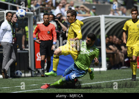 Seattle, Washington, Stati Uniti d'America. Il 5 maggio, 2018. MLS Soccer 2018: le sirene centrocampista ALEX ROLDAN (16) sfide equipaggio centrocampista PEDRO SANTOS (9) come il Columbus Crew visiti il Seattle Sirene in un match di MLS al secolo campo Collegamento a Seattle, WA. Credito: Jeff Halstead/ZUMA filo/Alamy Live News Foto Stock