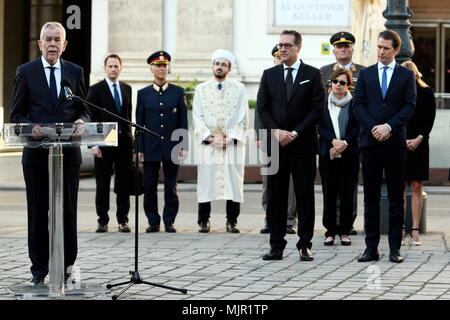 Vienna, Austria. 06. Maggio 2018. Commemorare le vittime del nazionalsocialismo. Il Presidente federale austriaco Alexander Van der Bellen ha pronunciato un discorso davanti al memoriale contro la guerra e il fascismo. Sullo sfondo (L) Heinz Christian Strache (FPÖ) e (R) Sebastian Kurz (ÖVP). Credit: Franz PERC / Alamy Live News Credit: Franz PERC/Alamy Live News Foto Stock