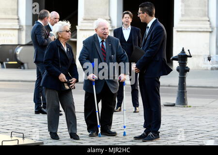 Vienna, Austria. 06. Maggio 2018. Commemorare le vittime del nazionalsocialismo. Scarpe da fotografia il testimone contemporaneo (Center) Erich Richard Finsches. Credit: Franz PERC / Alamy Live News Foto Stock