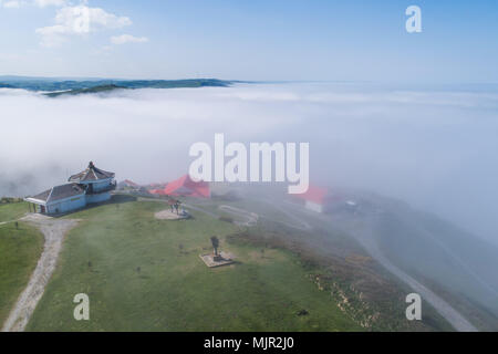 Aberystwyth Wales UK, domenica 06 maggio 2018 UK Meteo: Come la maggior parte del resto del Regno Unito si crogiola nel caldo May Bank Holiday del sole e del mare di nebbie in rotolamento su Constitution Hill in Aberystwyth sul Mare d'Irlanda costa pf West Wales, mantenere le temperature molto basse temperature nella zona sud est del Regno Unito sono attesi per raggiungere oltre 26ºC, rompendo il record per questa primavera un weekend (vista aerea shot da CAA licenza operatore drone) Foto © Keith Morris / Alamy Live News Foto Stock