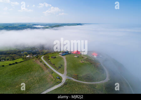 Aberystwyth Wales UK, domenica 06 maggio 2018 UK Meteo: Come la maggior parte del resto del Regno Unito si crogiola nel caldo May Bank Holiday del sole e del mare di nebbie in rotolamento su Constitution Hill in Aberystwyth sul Mare d'Irlanda costa pf West Wales, mantenere le temperature molto basse temperature nella zona sud est del Regno Unito sono attesi per raggiungere oltre 26ºC, rompendo il record per questa primavera un weekend (vista aerea shot da CAA licenza operatore drone) Foto © Keith Morris / Alamy Live News Foto Stock