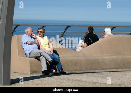 Blackpool Lancashire. Regno Unito Meteo. 06/05/2018. Sunny per iniziare la giornata sulla costa di Fylde come il nord-ovest della costa di esperienze più calde temperature finora questa settimana. Credito: MediaWorldImages/AlamyLiveNews Foto Stock