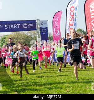 Warrington, Regno Unito, 6 maggio 2018. Gara per la vita in Warrington correva il loro primo mai kids race per supporto di cancro al Victoria Park, Warrington, Cheshire England, Regno Unito il 06 maggio 2018 Credit: John Hopkins/Alamy Live News Foto Stock