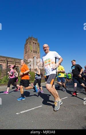 Liverpool, Regno Unito. Il 6 maggio, 2018. Corridori che prenderanno parte all'annuale Liverpool molla10k eseguite su un soleggiato week-end festivo di andare oltre il Liverpool Cattedrale Anglicana. Credito: ken biggs/Alamy Live News. Foto Stock