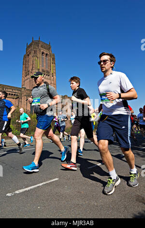 Liverpool, Regno Unito. Il 6 maggio, 2018. Corridori che prenderanno parte all'annuale Liverpool molla10k eseguite su un soleggiato week-end festivo di andare oltre il Liverpool Cattedrale Anglicana. Credito: ken biggs/Alamy Live News. Foto Stock