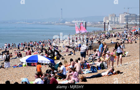 Brighton Regno Unito 6 Maggio 2018 - la spiaggia di Brighton è imballato prima di pranzo come la folla gregge fino alla costa sud di godere il caldo clima soleggiato Credito: Simon Dack/Alamy Live News Foto Stock