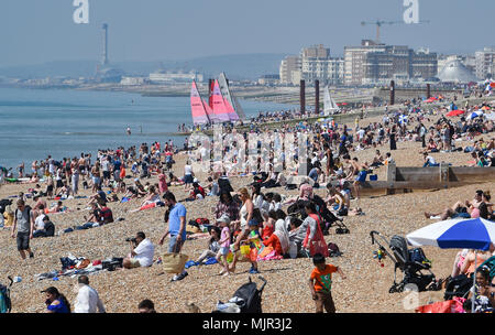 Brighton Regno Unito 6 Maggio 2018 - la spiaggia di Brighton è imballato prima di pranzo come la folla gregge fino alla costa sud di godere il caldo clima soleggiato Credito: Simon Dack/Alamy Live News Foto Stock