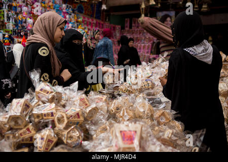 Il Cairo, Egitto. 05 Maggio, 2018. Le donne egiziane comprare tradizionali lanterne di Ramadan 'Fanous' in un mercato di strada, davanti al santo il mese di digiuno del Ramadan, al Cairo, Egitto, 05 maggio 2018. Il Ramadan è il nono e più sacro mese del calendario islamico in cui i musulmani di tutto il mondo di astenersi dal mangiare, bere e fumare dall alba al tramonto. Credito: Gehad Hamdy/dpa/Alamy Live News Foto Stock