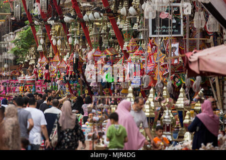 Il Cairo, Egitto. 05 Maggio, 2018. Il Ramadan tradizionali lanterne "Fanous' sono esposti per la vendita in un mercato di strada davanti al santo il mese di digiuno del Ramadan, al Cairo, Egitto, 05 maggio 2018. Il Ramadan è il nono e più sacro mese del calendario islamico in cui i musulmani di tutto il mondo di astenersi dal mangiare, bere e fumare dall alba al tramonto. Credito: Gehad Hamdy/dpa/Alamy Live News Foto Stock