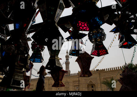 Il Cairo, Egitto. 05 Maggio, 2018. Il Ramadan tradizionali lanterne "Fanous' sono esposti per la vendita in un mercato di strada davanti al santo il mese di digiuno del Ramadan, al Cairo, Egitto, 05 maggio 2018. Il Ramadan è il nono e più sacro mese del calendario islamico in cui i musulmani di tutto il mondo di astenersi dal mangiare, bere e fumare dall alba al tramonto. Credito: Gehad Hamdy/dpa/Alamy Live News Foto Stock