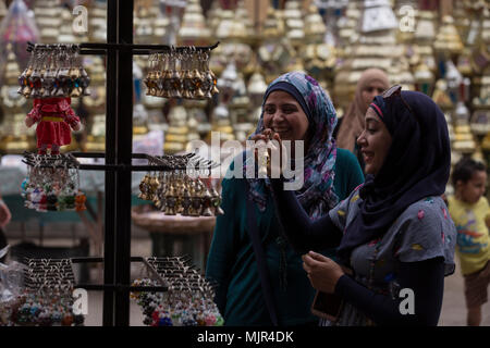 Il Cairo, Egitto. 05 Maggio, 2018. Le donne egiziane comprare tradizionali lanterne di Ramadan 'Fanous' in un mercato di strada, davanti al santo il mese di digiuno del Ramadan, al Cairo, Egitto, 05 maggio 2018. Il Ramadan è il nono e più sacro mese del calendario islamico in cui i musulmani di tutto il mondo di astenersi dal mangiare, bere e fumare dall alba al tramonto. Credito: Gehad Hamdy/dpa/Alamy Live News Foto Stock