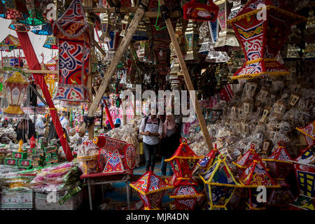 Il Cairo, Egitto. 05 Maggio, 2018. La gente a piedi attraverso la platea la visualizzazione tradizionale lanterne di Ramadan 'Fanous' in un mercato di strada, davanti al santo il mese di digiuno del Ramadan, al Cairo, Egitto, 05 maggio 2018. Il Ramadan è il nono e più sacro mese del calendario islamico in cui i musulmani di tutto il mondo di astenersi dal mangiare, bere e fumare dall alba al tramonto. Credito: Gehad Hamdy/dpa/Alamy Live News Foto Stock