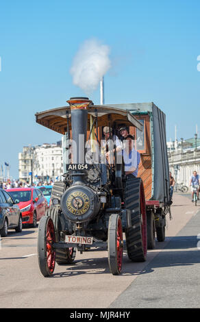 Brighton Regno Unito 6 Maggio 2018 - un motore a vapore arriva a Brighton a fianco del week-end di vacanza traffico dopo il completamento annuale di Londra a Brighton Storico veicolo commerciale che si svolge ogni prima domenica di maggio in fotografia scattata da Simon Dack Credito: Simon Dack/Alamy Live News Foto Stock