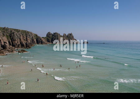 Treen, Cornwall, Regno Unito. Il 6 maggio 2018. Regno Unito Meteo. Il caldo è proseguito nel bank holiday domenica, con le persone che si godono il blu dei Caraibi acque simili a Treen Beach. Credito: cwallpix/Alamy Live News Foto Stock