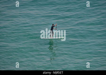 Treen, Cornwall, Regno Unito. Il 6 maggio 2018. Regno Unito Meteo. Il caldo è proseguito nel bank holiday domenica, con le persone che si godono il blu dei Caraibi acque simili a Treen Beach. Credito: cwallpix/Alamy Live News Foto Stock