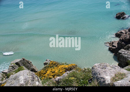 Treen, Cornwall, Regno Unito. Il 6 maggio 2018. Regno Unito Meteo. Il caldo è proseguito nel bank holiday domenica, con le persone che si godono il blu dei Caraibi acque simili a Treen Beach. Credito: cwallpix/Alamy Live News Foto Stock