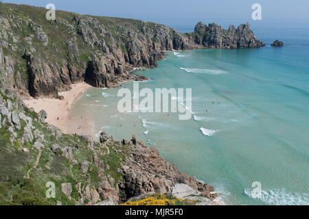 Treen, Cornwall, Regno Unito. Il 6 maggio 2018. Regno Unito Meteo. Il caldo è proseguito nel bank holiday domenica, con le persone che si godono il blu dei Caraibi acque simili a Treen Beach. Credito: cwallpix/Alamy Live News Foto Stock