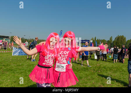 Warrington, Regno Unito, 6 maggio 2018. Il sole e la gara per la vita in Warrington ha portato centinaia di persone al Victoria Park in Warrington Credito: John Hopkins/Alamy Live News Foto Stock