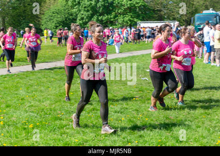 Warrington, Regno Unito, 6 maggio 2018. Il sole e la gara per la vita in Warrington ha portato centinaia di persone al Victoria Park in Warrington Credito: John Hopkins/Alamy Live News Foto Stock
