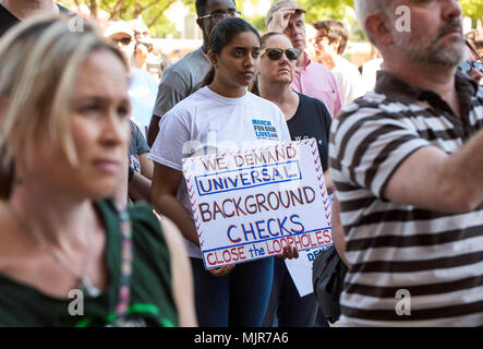 Dallas, Texas, Stati Uniti d'America. 05 Maggio, 2018. Rally di persone al di fuori di Dallas City Hall durante una delle numerose manifestazioni di protesta che hanno luogo durante le ANR convenzione annuale. Credito: Brian Cahn/ZUMA filo/Alamy Live News Foto Stock