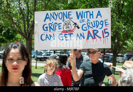 Dallas, Texas, Stati Uniti d'America. 05 Maggio, 2018. Le persone che frequentano la #NoRA (nessun fucile Association) raccolta, una delle numerose manifestazioni di protesta che hanno luogo durante le ANR convenzione annuale. Credito: Brian Cahn/ZUMA filo/Alamy Live News Foto Stock