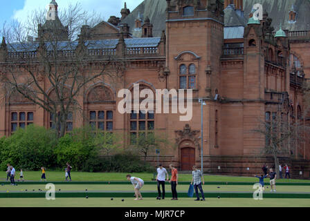 Glasgow, Scotland, Regno Unito il 6 maggio. Regno Unito Meteo : Sereno clima estivo ed infine raggiunge la città per il weekend. La gente del posto e i turisti per godersi il sole in Kelvingrove Park Kelvingrove Prato per il gioco delle bocce e il Centro Tennis nel lussuoso west end della città. Gerard Ferry/Alamy news Foto Stock