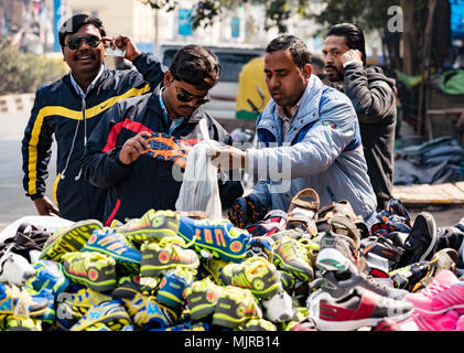 New Delhi, India, 19 Feb 2018 - distributore vende calzature a street-cavalletto laterale Foto Stock